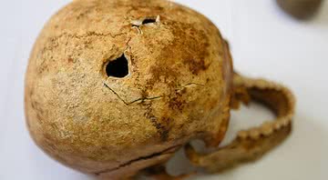 Imagem ilustra crânio pré-histórico com furos na cabeça - Divulgação / Sergey Razumov
