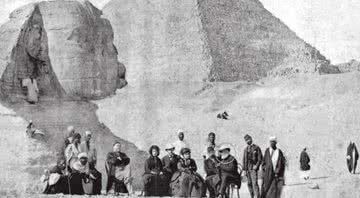 Dom Pedro II conhecendo as grandes pirâmides egípcias - Domínio Público