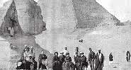 Dom Pedro II conhecendo as grandes pirâmides egípcias - Domínio Público
