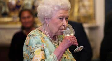 A rainha durante uma recepção no Palácio de Buckingham, em 2017 - Getty Images