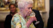 A rainha durante uma recepção no Palácio de Buckingham, em 2017 - Getty Images