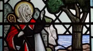 A figura da Santa Eansvida em uma vidraça de sua catedral - Divulgação / A Clerk of Oxford