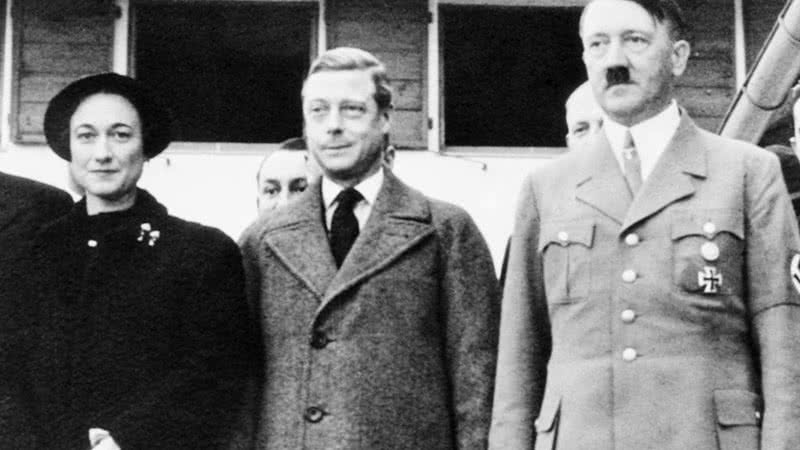 Wallis Simpson e Edward VIII com Adolf Hitler durante sua viagem a Alemanha - Wikimedia Commons
