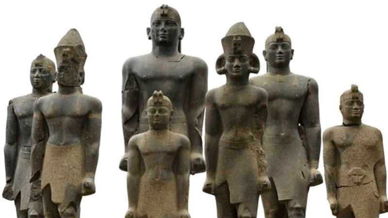 Estátuas monumentais dos faraós negros da 25ª Dinastia - Domínio Público via Wikimedia Commons
