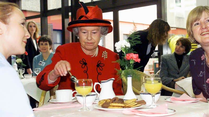 Elizabeth II durante um chá da tarde após uma visita ao Manchester Royal Infirmary em 1999 - Getty Images