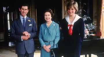 Príncipe Charles, rainha Elizabeth II e princesa Diana no Palácio de Buckingham em 1981 - Getty Images