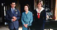Príncipe Charles, rainha Elizabeth II e princesa Diana no Palácio de Buckingham em 1981 - Getty Images