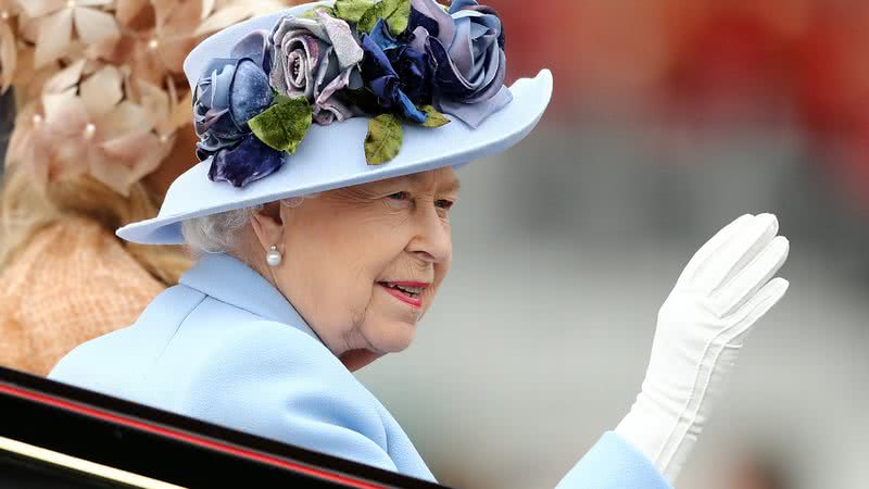 Elizabeth II utilizaria seu braço mecânico sempre por baixo de uma luva - Getty Images