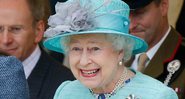 Rainha Elizabeth II sorri durante evento oficial - Getty Images