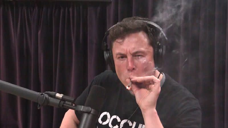 Elon Musk durante sua polêmica participação em um podcast - Divulgação