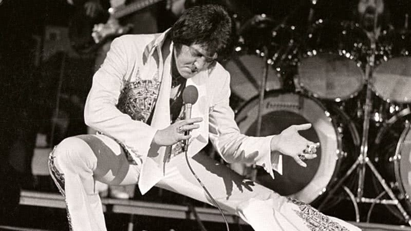 Elvis durante show em 1977 - Getty Images