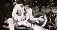 Elvis durante show em 1977 - Getty Images