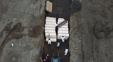 Funcionários de um serviço funerário contratado da prefeitura para enterrar os caixões - Divulgação