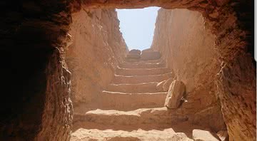 Entrada da caverna esculpida onde se encontra a tumba - Ministério de Antiguidades do Egito