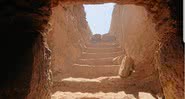Entrada da caverna esculpida onde se encontra a tumba - Ministério de Antiguidades do Egito