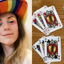Indy Mellink, holandesa que criou baralho de gênero neutro, e o baralho, em colagem - Divulgação/Instagram