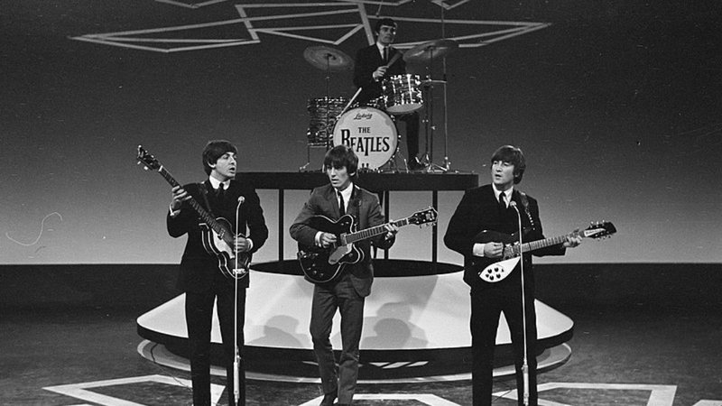 Os Beatles se apresentando em um programa televisivo, com Jimmy Nicol substituindo o baterista Ringo Starr - Eric Koch/Anefo/Creative Commons