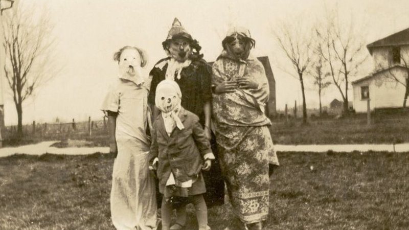 Crianças fantasiadas no início de 1900 - Wikimedia Commons