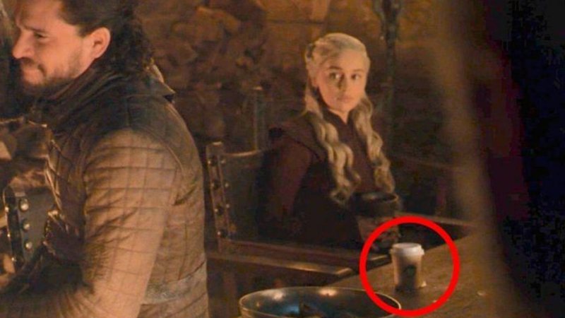 Imagem de um copo de café em meio a cena de Game of Thrones - Divulgação