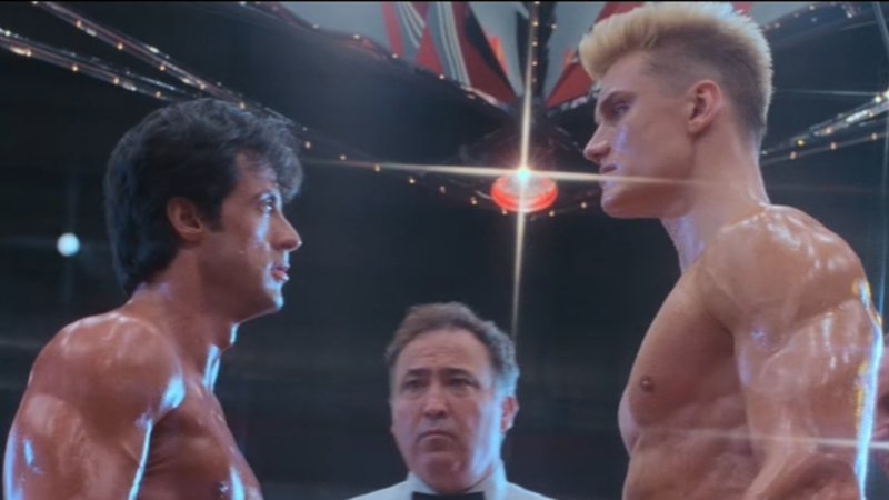 Personagens Rocky e Drago antes de luta, no filme 'Rocky IV' - Divulgação/YouTube/MGM