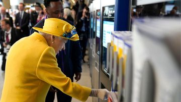 Rainha Elizabeth II no evento de inauguração de estação de metrô em Londres - Getty Images