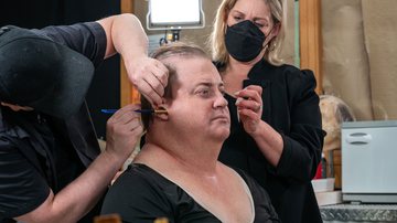 Brendan Fraser sendo maquiado para interpretar Charlie em "A baleia" - Divulgação/A24/Entertainment Weekly