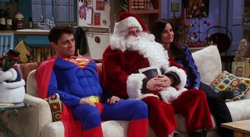 Cena do episódio "Aquele com o tatu natalino", de "Friends" - Divulgação/Netflix