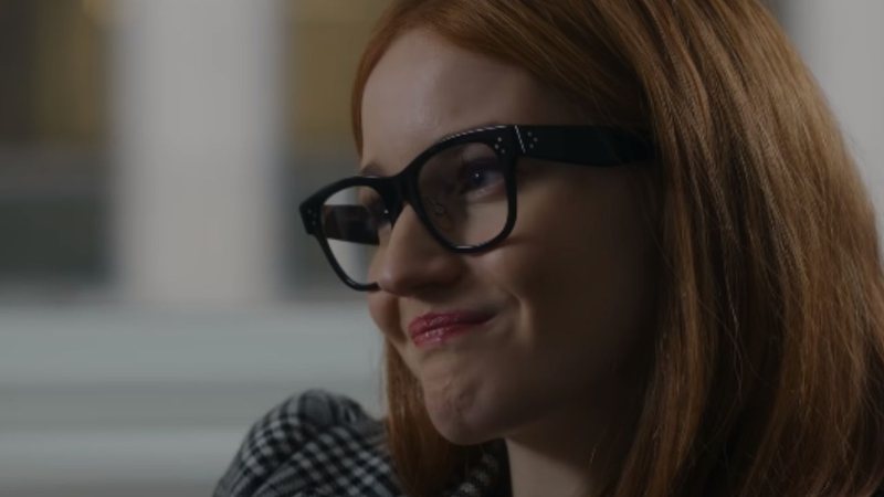 Julia Garner como Anna em 'Inventando Anna' (2022) - Divulgação/Youtube/Netflix