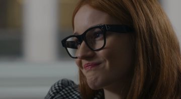 Julia Garner como Anna em 'Inventando Anna' (2022) - Divulgação/Youtube/Netflix