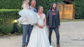 Keanu Reeves em foto com o casal James e Nikki Roadnigh e a filha deles, de 5 anos - Reprodução/Twitter/MrsNRoadnight