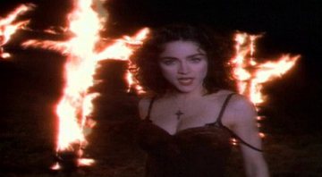 Cena polêmica do videoclipe Like a Prayer, onde Madonna dança na frente de cruzes em chamas - Divulgação/YouTube