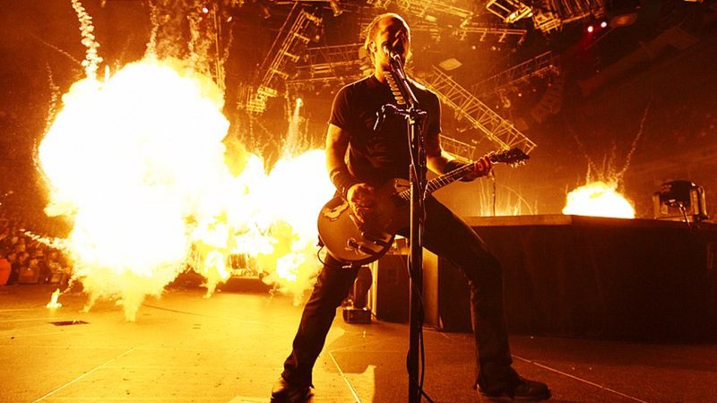 Fotografia de James Hetfield, do Metallica, durante show - Foto por DallasFletcher pelo Wikimedia Commons