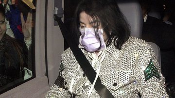 Michael, em carro, usa máscara - Getty Images