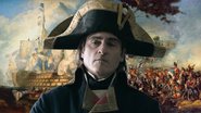 Joaquin Phoenix como Napoleão Bonaparte em 'Napoleão', com ilustrações das batalhas de Trafalgar e de Waterloo ao fundo - Domínio Público via Wikimedia Commons / Reprodução/Apple TV+