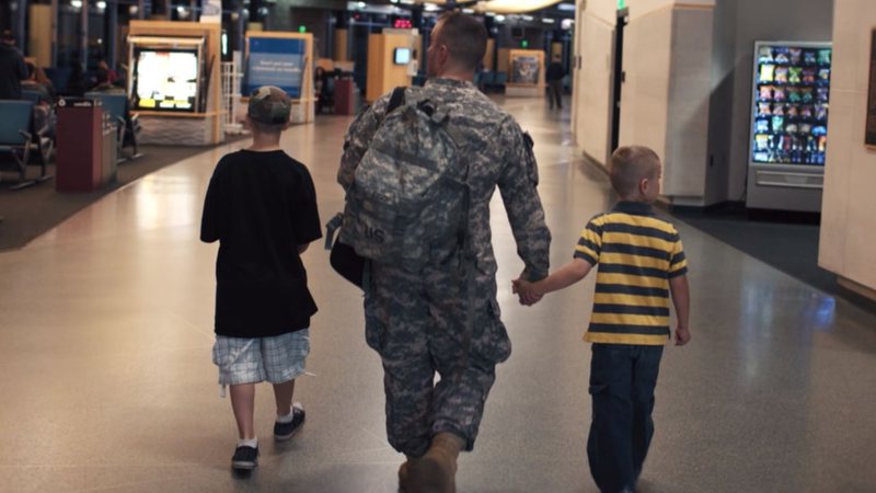 O soldado Brian Eisch reencontra os filhos Isaac e Joey em um aeroporto - Divulgação/YouTube/Netflix/02.07.2020