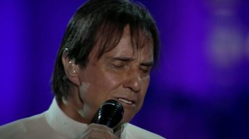 Imagem do cantor Roberto Carlos durante show - Reprodução / Vídeo
