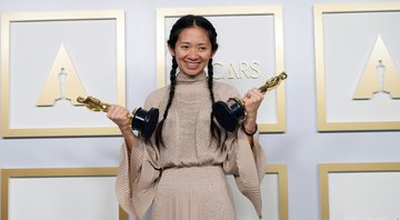 Chlóe Zhao com suas duas estatuetas do Oscar - Getty Images