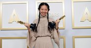 Chlóe Zhao com suas duas estatuetas do Oscar - Getty Images