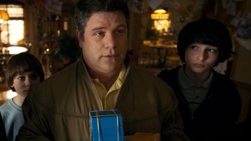Cena da segunda temporada de Stranger Things, com Will Byers na esquerda e Bob Newby no meio. - Divulgação/ Netflix