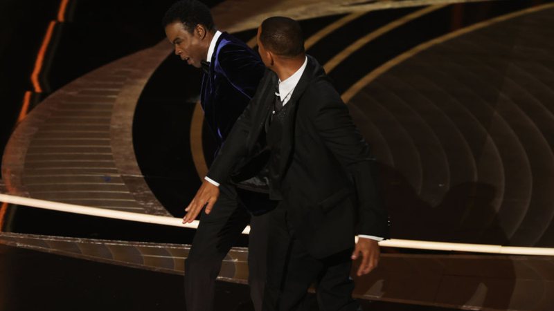 Chris Rock levando tapa de Will Smith durante cerimônia do Oscar - Getty Images