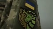 Unicórnio bordado em farda ucraniana - Divulgação/Youtube/PÚBLICO