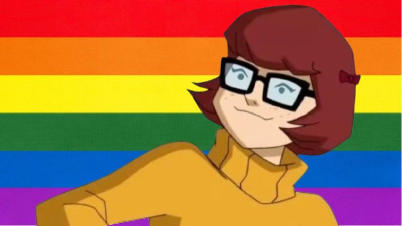 Velma em montagem com bandeira LGBT - Divulgação / Warner Bros. Animation.