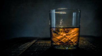 Imagem meramente ilustrativa de um copo de whisky - Pixabay