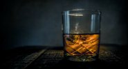 Imagem meramente ilustrativa de um copo de whisky - Pixabay