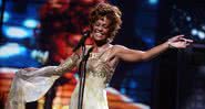 Fotografia da icônica Whitney Houston em 2004 - Getty Images