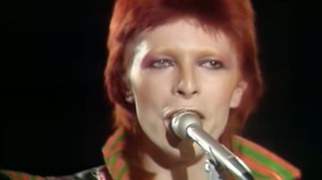 David Bowie como Ziggy Stardust em apresentação - Reprodução/Vídeo/YouTube
