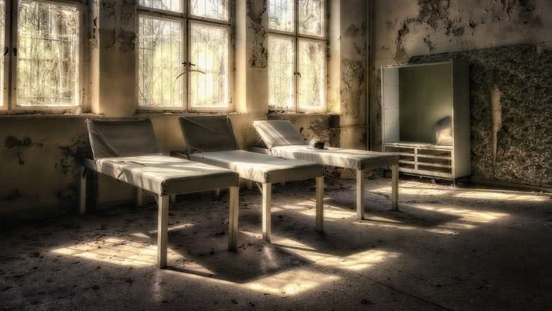 Imagem ilustrativa de um sanatório abandonado com macas - Peter H. / Pixabay