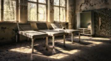 Imagem ilustrativa de um sanatório abandonado com macas - Peter H. / Pixabay