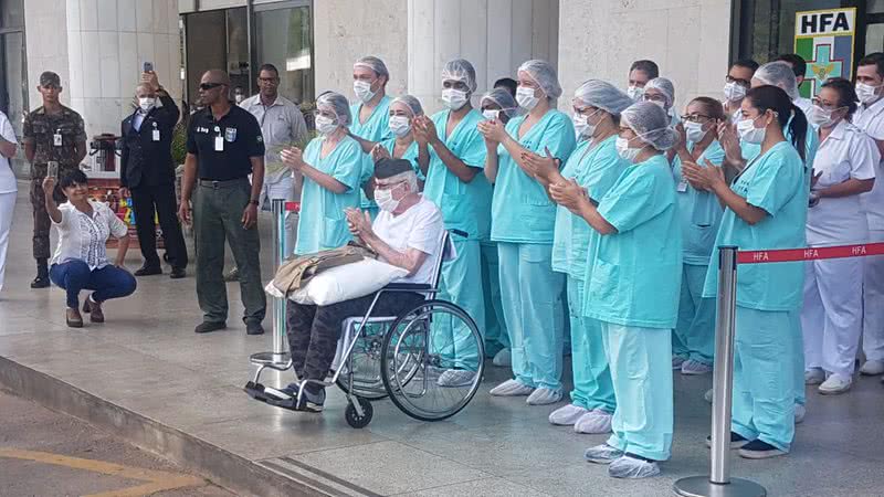 Ermando Armelino Piveta e profissionais da saúde comemorando sua recuperação - Divulgação/Ministério da Defesa