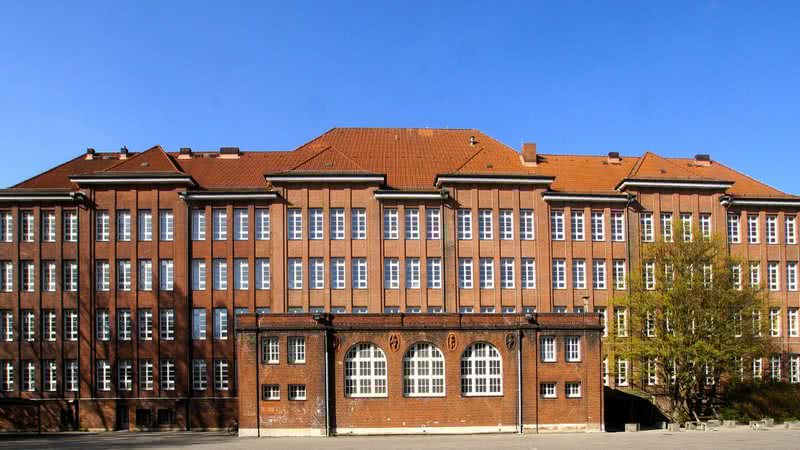 Fachada da escola nos dias atuais - Wikimedia Commons